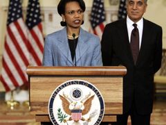 Americký velvyslanec v Iráku Zalmaj Chálilzad s ministryní zahraničí Condoleezzou Riceovou během tiskové konference.