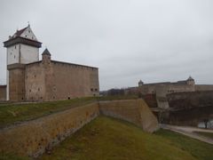 V popředí pevnost Narva na estonské straně, v pozadí za řekou Narvou ruský Ivangorod.