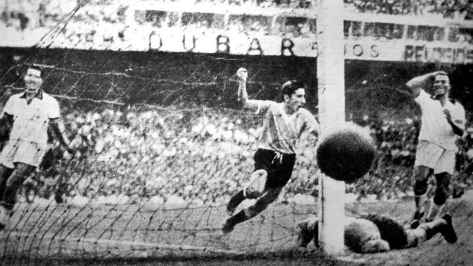 Alicides Ghiggia dává vítězný gól Uruguaye ve finále MS 1950 proti Brazílii.