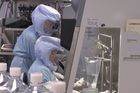 BioNTech poprvé ukázal laboratoř na výrobu vakcín a zveřejnil zisk z konce roku