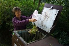 Miss kompost zásobuje růže mezi pražskými paneláky