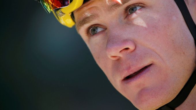 Chris Froome bude hájit žlutý trikot lídra Tour de France v náročných kopcích Alp.