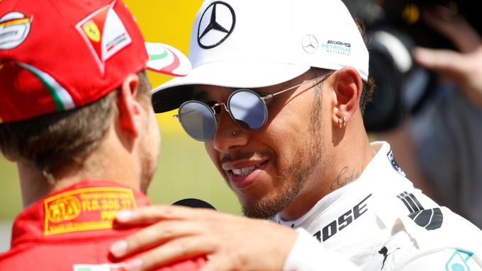 Lewis Hamilton (vpravo) a Sebastian Vettel v družném rozhovoru po kvalifikaci v Barceloně.