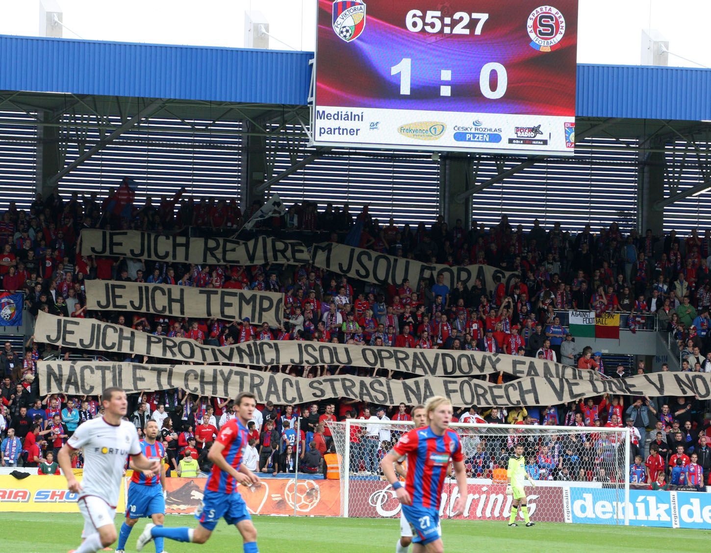 Fotbaloví fanoušci Plzně v utkání se Spartou Praha v utkání sedmého kola Gambrinus ligy 2012/13.