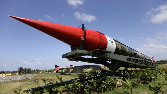 Sovětská balistická střela R-12 Dvina. Rozmístění těchto zbraní na Kubě vyvolalo tzv. karibskou krizi. Ilustrační foto.