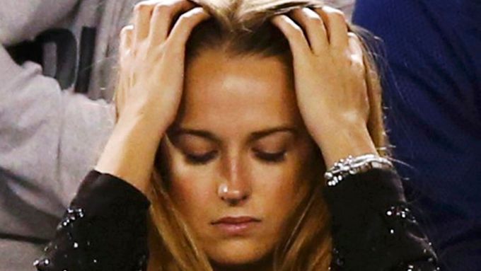 Půvabná Kim Searsová byla po finále velmi zklamaná. Její miláček Andy Murray už podruhé ve finále Australian Open nestačil na Novaka Djokoviče.