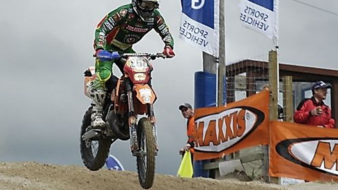 Jan Zaremba z vítězného jiřetínského týmu na trati závěrečného motokrosu.