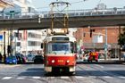 V Praze najela tramvaj na dlažební kostku a vykolejila. Na půl hodinu zablokovala dopravu