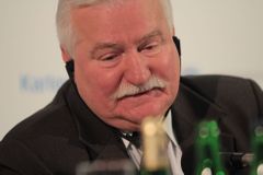 Lech Walesa se má omluvit Jaroslawu Kaczyńskému za výroky o tragédii u Smolenska