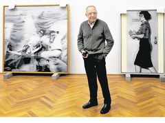 Gerhard Richter mezi svými obrazy.