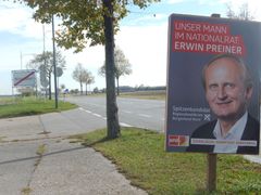 Jediný volební plakát v Nickelsdorfu na konci vesnice, směrem do Maďarska.
