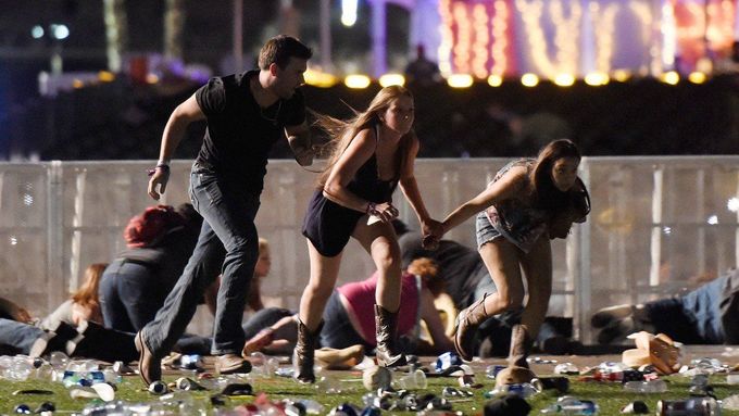 Foto: Znělo to nejdřív jako ohňostroj, pak přišel šok. Útočník v Las Vegas bezhlavě pálil do lidí