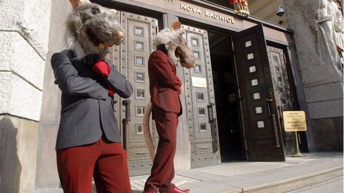 Pražští radní narychlo schvalují obří zakázky. Nedávno je hlídaly obří krysy