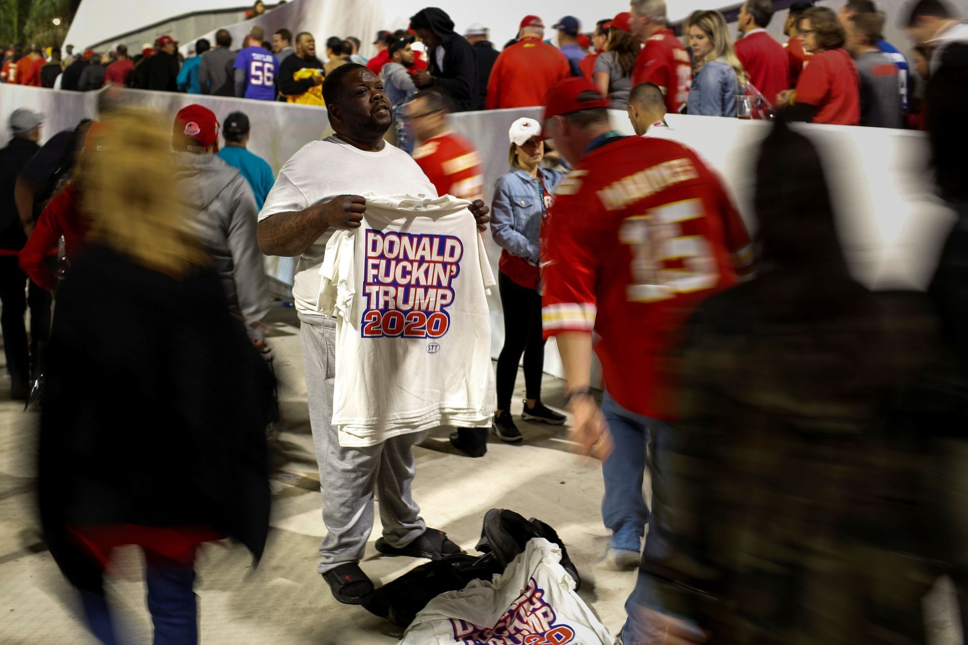 Fanoušek prodává tričko podporující Donalda Trumpa po finále Super Bowlu LIV (2020)