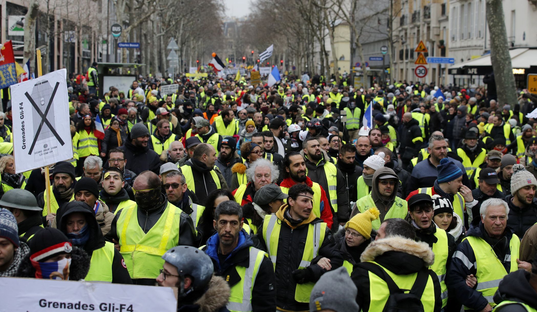 Několik tisíc příznivců hnutí žlutých vest, kteří vyjadřují nespokojenost s politikou prezidenta Emmanuela Macrona, vyšlo do ulic Paříže a dalších francouzských měst