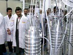 Íránský prezident Mahmúd Ahmadínežád na prohlídce továrny na obohacování uranu v Natanzu.