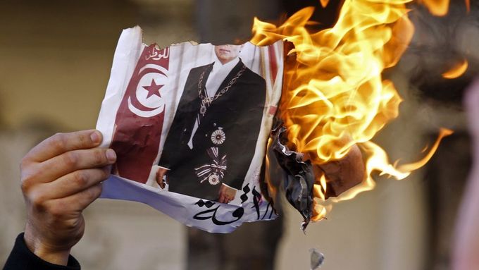 Pálení portrétu Zína Abidína bin Alího.