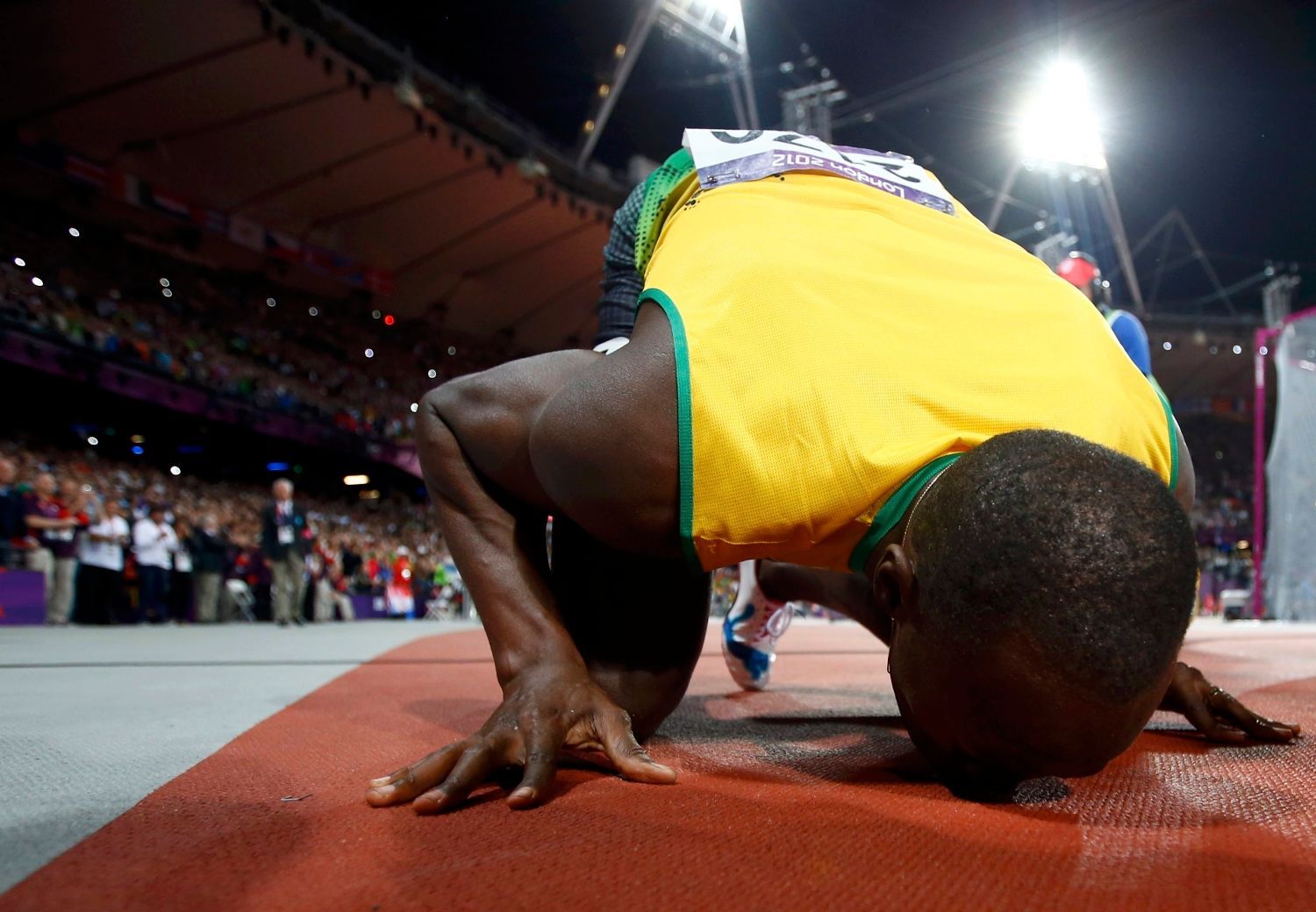 Jamajský sprinter Usain Bolt se raduje z vítězství ve finále na 100 metrů během OH 2012 v Londýně.