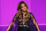Slavnostní večer zahájila zpěvačka Jennifer Lopez.