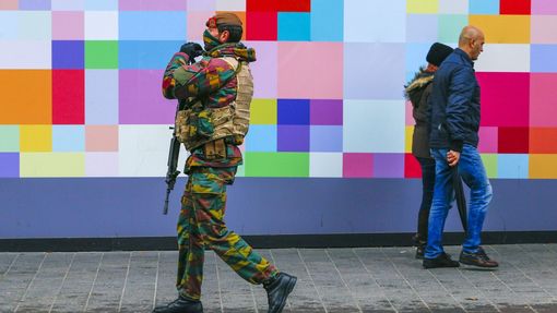 Belgický voják hlídkuje v jedné z nákupních ulic v Bruselu.