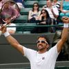 Srbský tenista Janko Tipsarevič se raduje z vítězství nad Argentincem Davidem Nalbandianem v 1. kole na Wimbledonu 2012