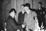 24. září 1938: Nacistický vůdce Adolf Hitler vítá před hotelem Dreesen britského premiéra Nevilla Chamberlaina, který za ním přijel do německého Godesbergu.