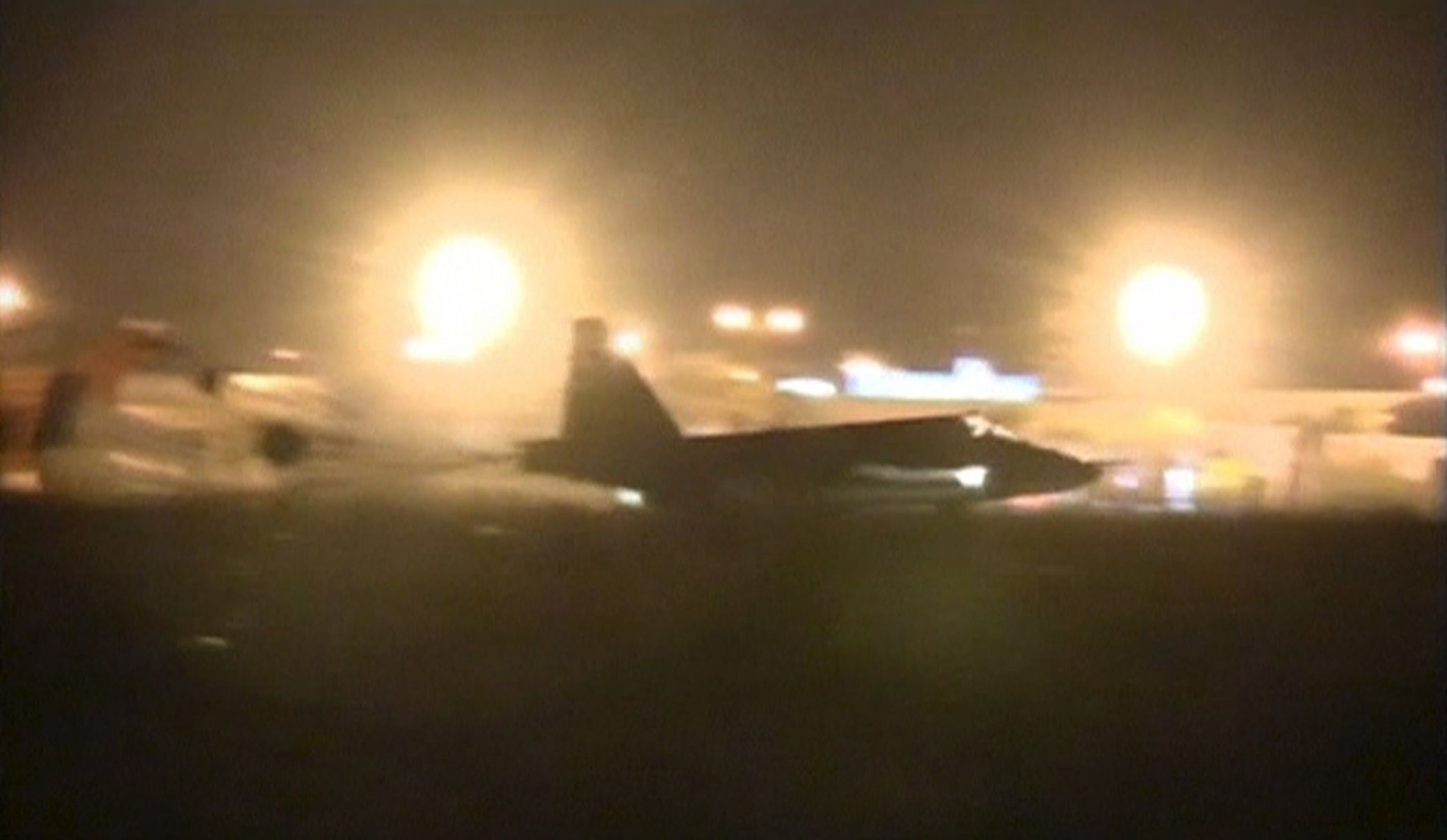 Ruský bombardér na letišti v Sýrii po náletu (fotografováno mobilním telefonem).