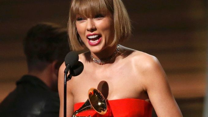 Taylor Swift přebírá Grammy za nejlepší album roku.