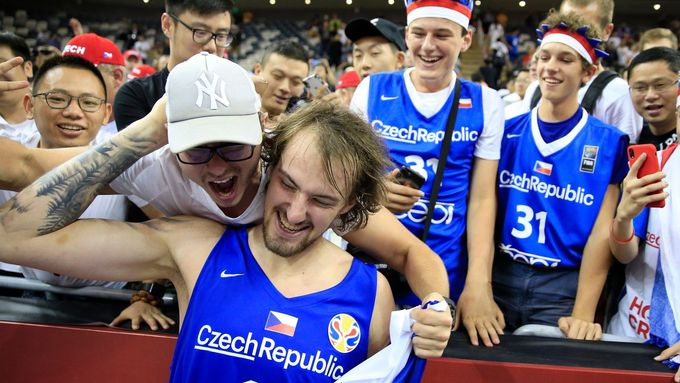 Ondřej Balvín slaví s fanoušky vítězství nad Tureckem a postup do osmifinále