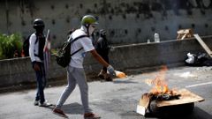 Venezuelci proti Madurovi. V zemi začala dvoudenní generální stávka, lidé staví barikády