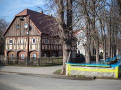 Historické hrázděné domy v polské obci Opolno-Zdrój, kterým hrozí zánik kvůli hnědouhelnému lomu Turów.