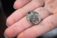 Muž v Dánsku našel 1500 let starý poklad. Obsahuje i dosud neznámé symboly