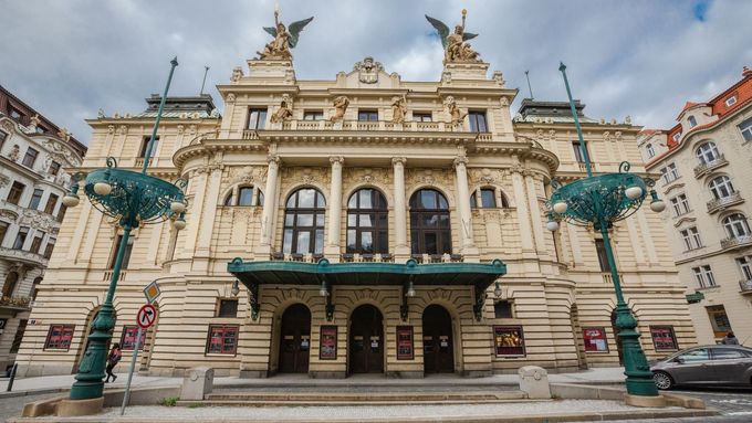 Divadlo na Vinohradech navrhl architekt Alois Čenský na pomezí neobaroka a secese. Nad středovým průčelím jsou alegorické sochy statečnosti a pravdy od Milana Havlíčka.