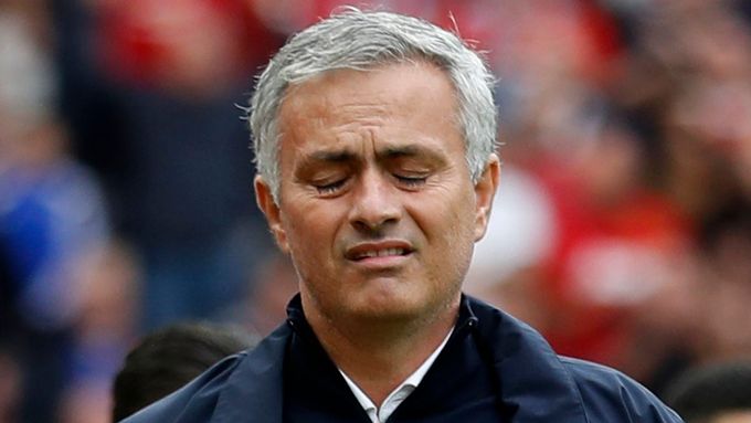 José Mourinho zatím na lavičce United nezažívá zlaté časy.