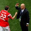 Arťom Dzjuba a trenér Stanislav Čerčesov slaví gól Ruska na 3:0 v zápase se Saúdskou Arábií na MS 2018