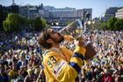 Hokejoví šampioni jsou doma. Ve Stockholmu je vítaly desetitisíce fanoušků