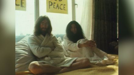 50 let staré záběry: Novomanželé Lennonovi tráví líbánky v posteli se štábem novinářů