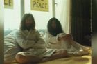 50 let staré záběry: Novomanželé Lennonovi tráví líbánky v posteli se štábem novinářů