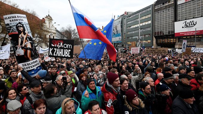 Na Slovensku vyšly do ulic měst protestovat desetitisíce lidí