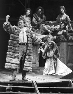 Rudolf Hrušínský jako Johann Bockelson z Leydenu v inscenaci hry Friedricha Dürrenmatta Novokřtěnci, Národní divadlo, režie Miroslav Macháček, 1968.