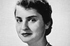 Studentský portrét z  Wesley College z roku 1959. Ve stejném roce si vzala novináře ze zámožné rodiny Josepha Albrighta a narodily se jim tři dcery - Katherine a dvojčata Anne a Alice.