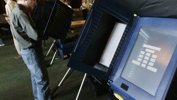Dotyková obrazovka obalená plentou. Tak vypadá volební místnost v Coloradu.