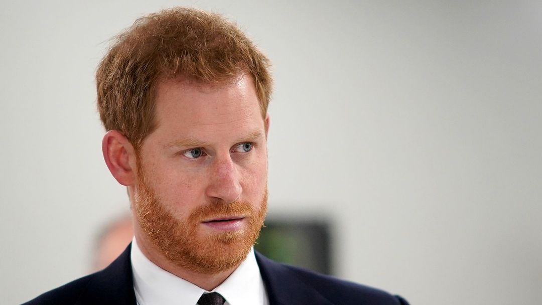 Nová kniha prince Harryho Spare vzbuzuje kontroverze.