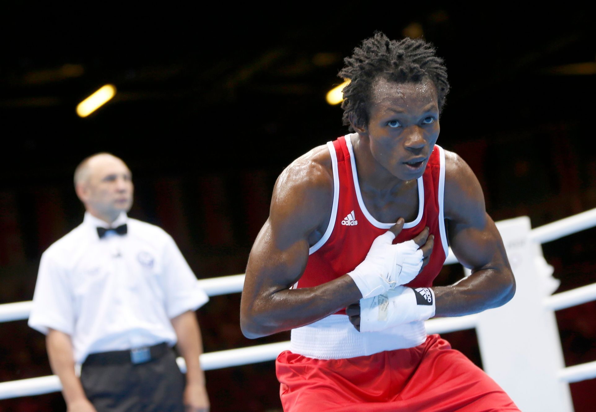 Kamerunský boxer Thomas Essomba na olympiádě v Londýně 2012