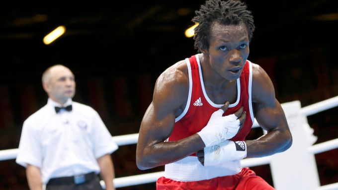 Kamerunský boxer Thomas Essomba na olympiádě v Londýně 2012