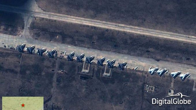 Satelitní snímek ruských letounů na základně nedaleko Ukrajiny.