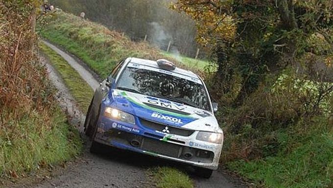 Štěpán Vojtěch se svým Mitsubishi Lancer Evo IX na trati Irské rallye.