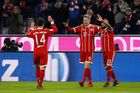 Bayern porazil Augsburg a zvýšil náskok na čele tabulky, Lipsko ztratilo v Leverkusenu