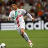 Portugalský fotbalista Cristiano Ronaldo proniká s míčem do španělské obrany během semifinále na Euru 2012.