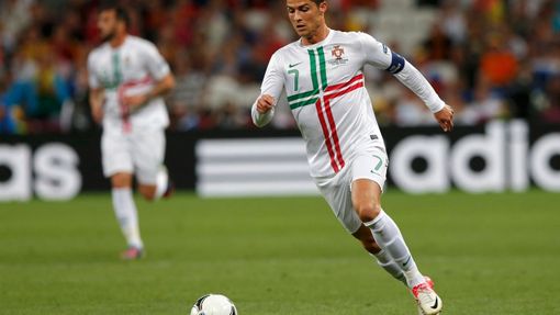 Portugalský fotbalista Cristiano Ronaldo proniká s míčem do španělské obrany během semifinále na Euru 2012.